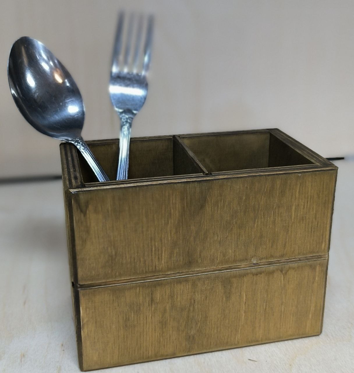 جا قاشقی دوخانه ایستاده