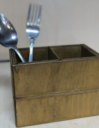 جا قاشقی دوخانه ایستاده